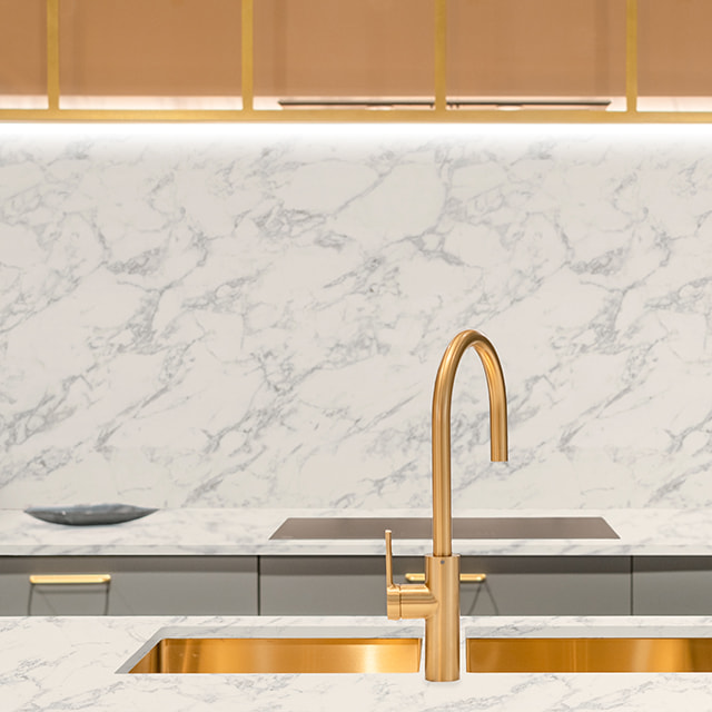 Stone design in kitchen - Carrara frosted white